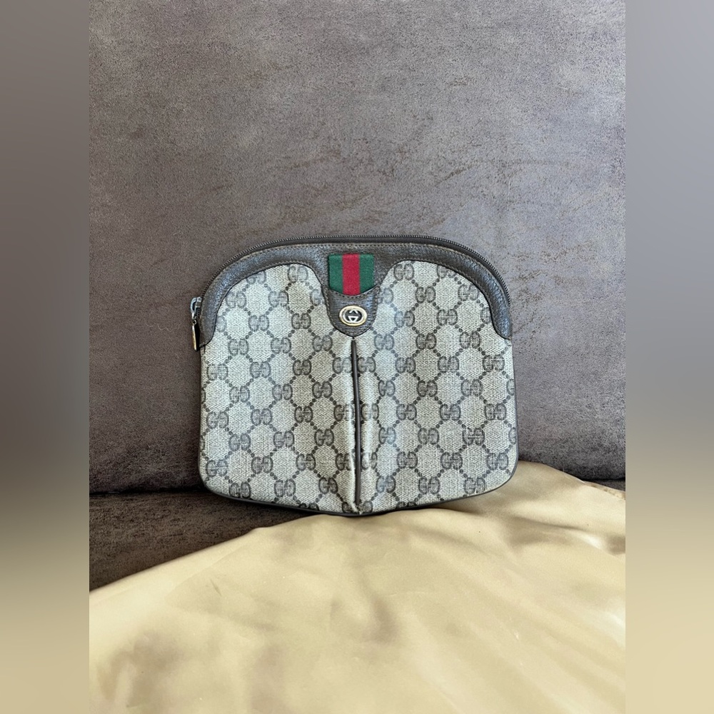 Vintage Gucci clutch